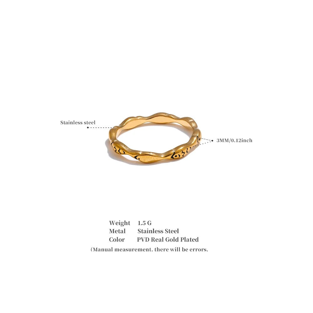 Minimalist geometric ring in 18K gold-plated stainless steel.