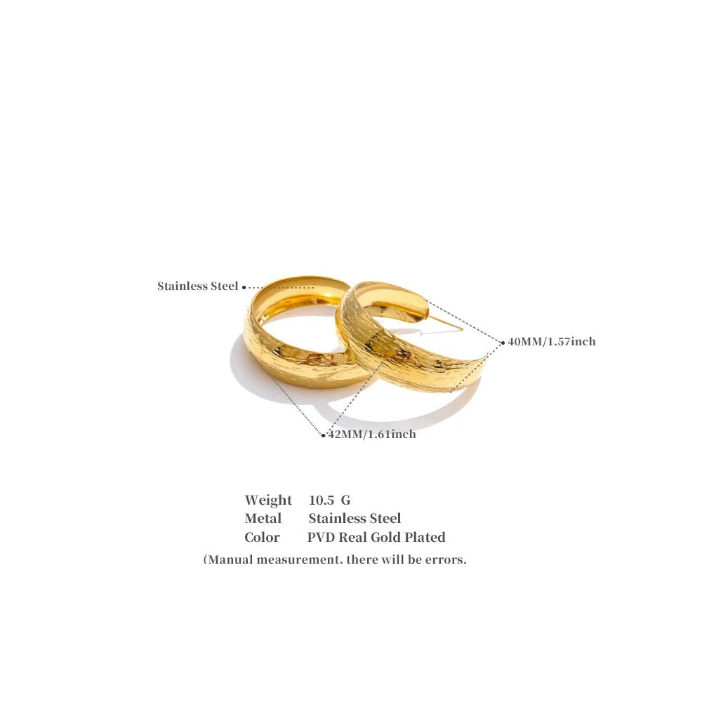 Geometric earrings in gold-plated stainless steel.