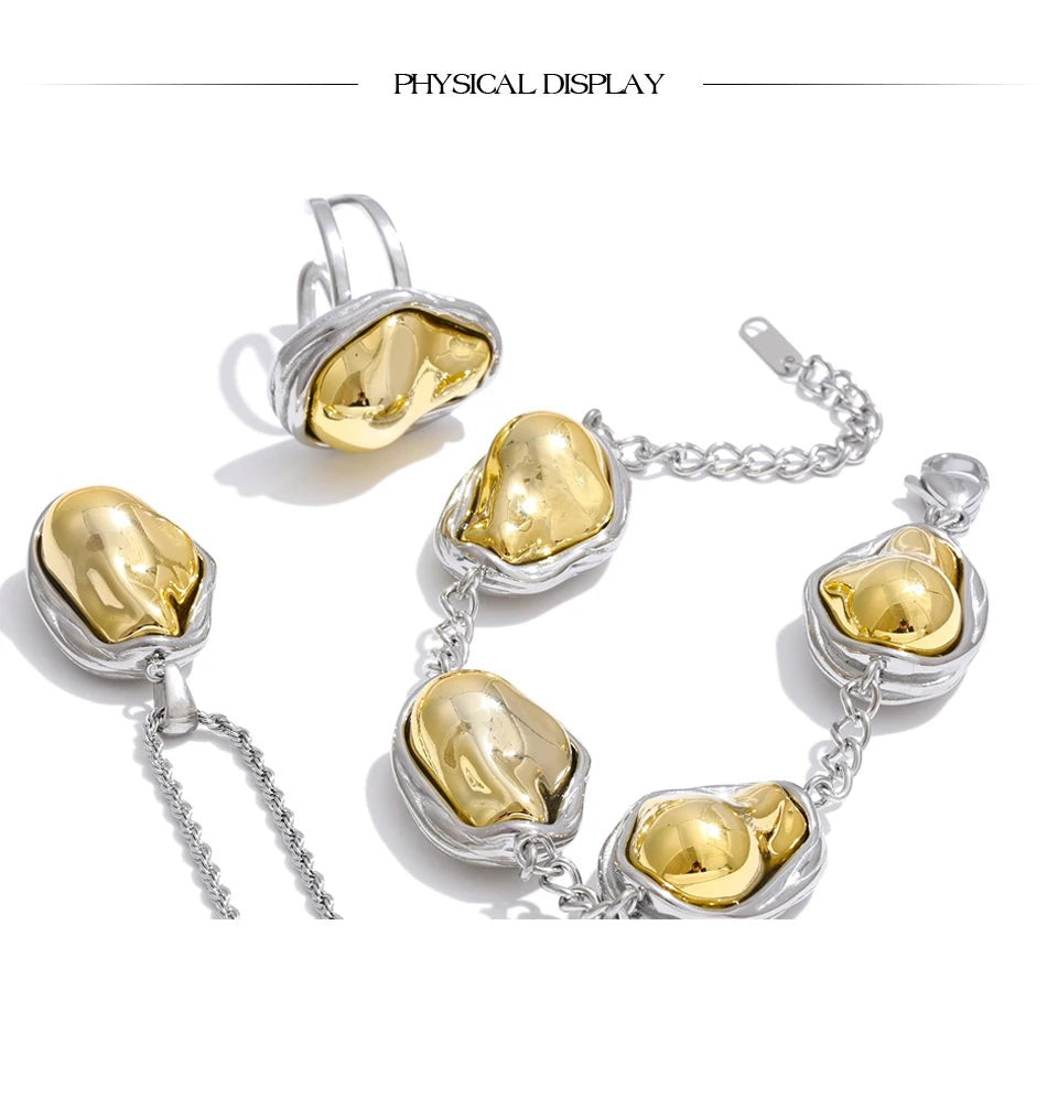 Pearl beaded geometric necklace in gold-plated stainless steel with pearl.