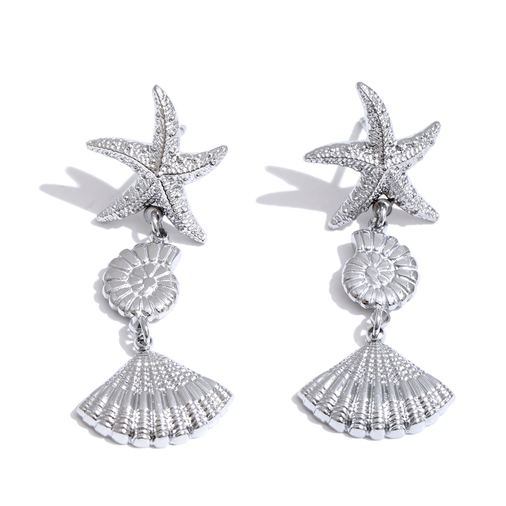 Shell star geometric earrings in gold-plated stainless steel with shell.