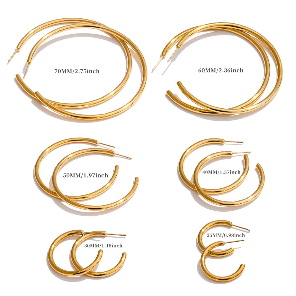 Minimalist geometric earrings in gold-plated stainless steel.
