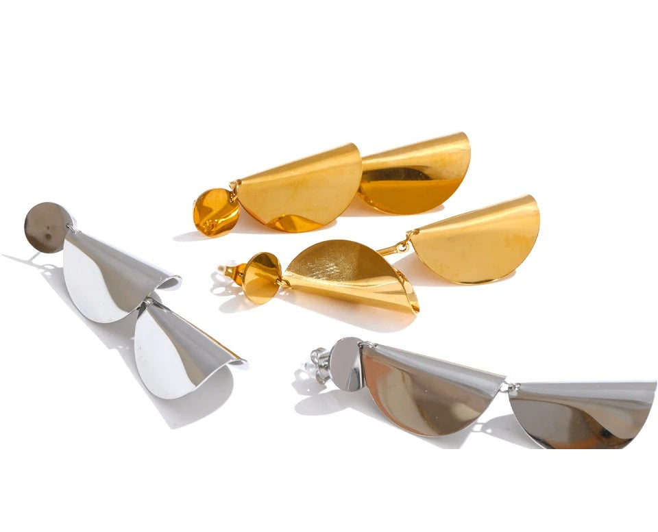 Geometric earrings in stainless steel.