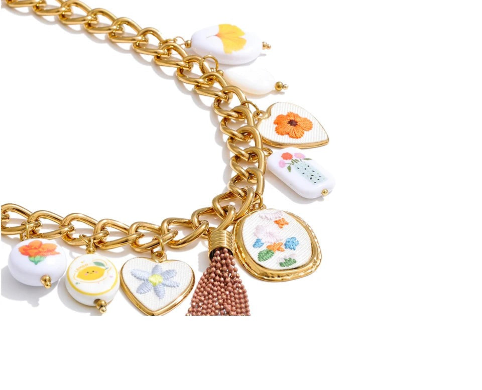 Heart flower necklace in gold-plated stainless steel.
