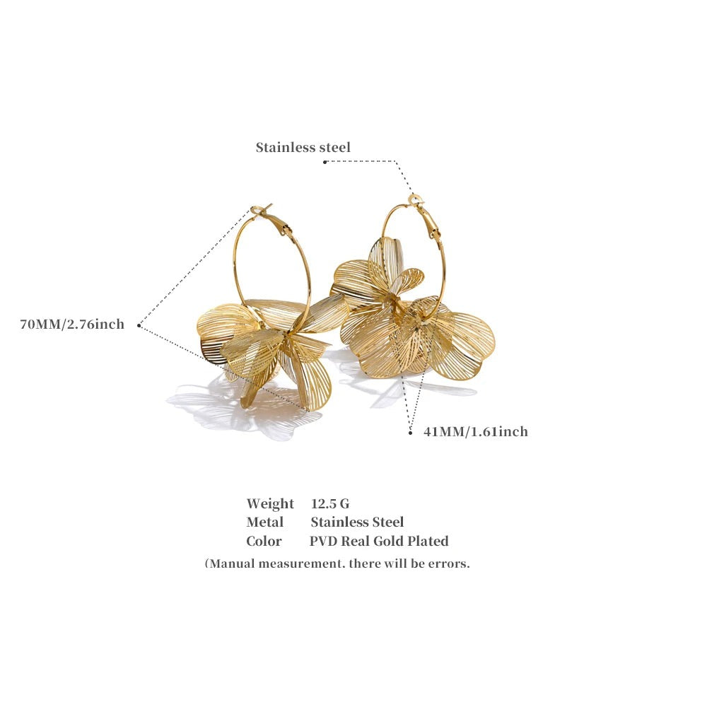 Flower geometric earrings in gold-plated stainless steel.