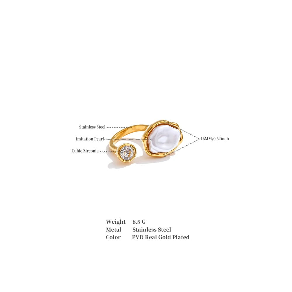 Cubic zirconia pearl geometric ring in 18K gold-plated stainless steel with pearl and cubic zirconia.