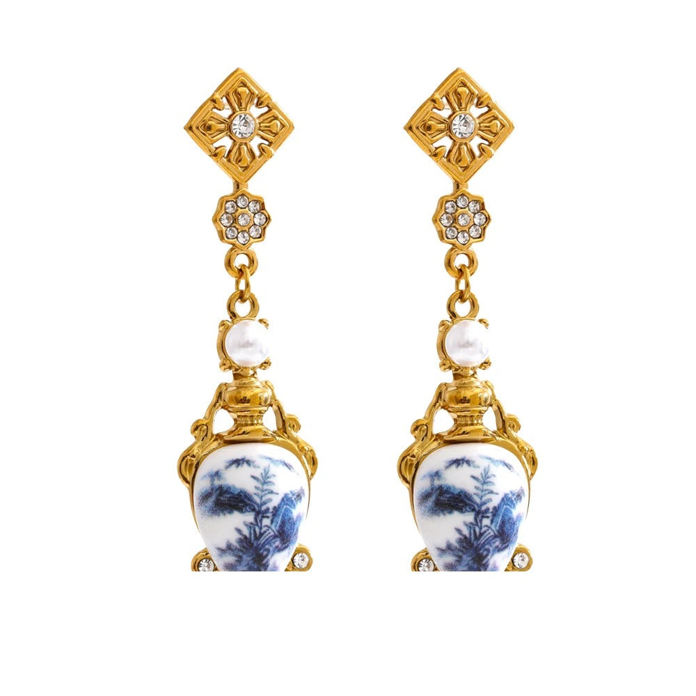 Resin flower geometric earrings in gold-plated stainless steel with resin.
