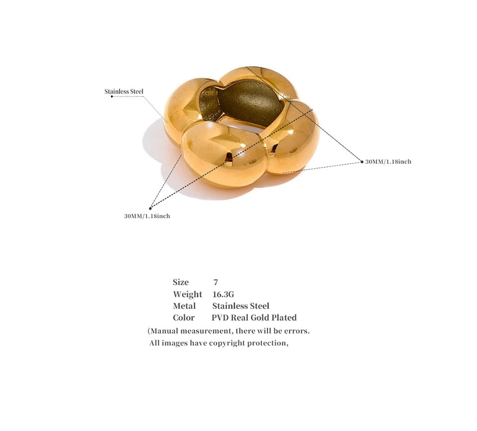 Flower geometric ring in 18K gold-plated 316L stainless steel.