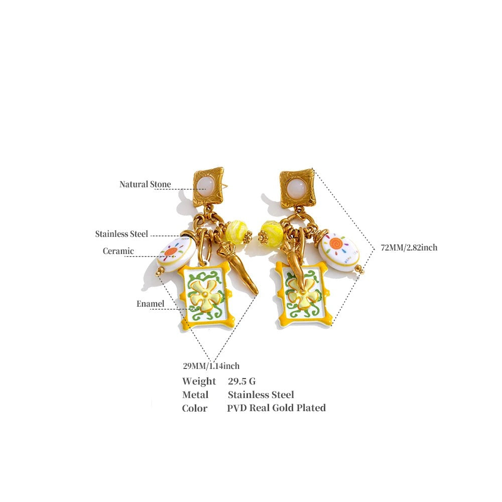 Enamel flower geometric earrings in gold-plated stainless steel with enamel.