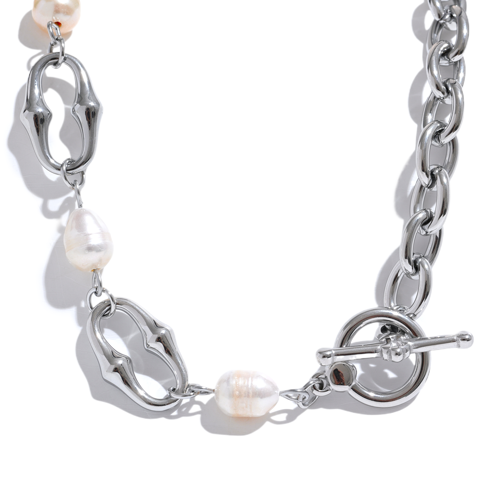 Freshwater pearl geometric chain necklace in gold-plated stainless steel with freshwater pearl.