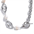 Freshwater pearl geometric chain necklace in gold-plated stainless steel with freshwater pearl.