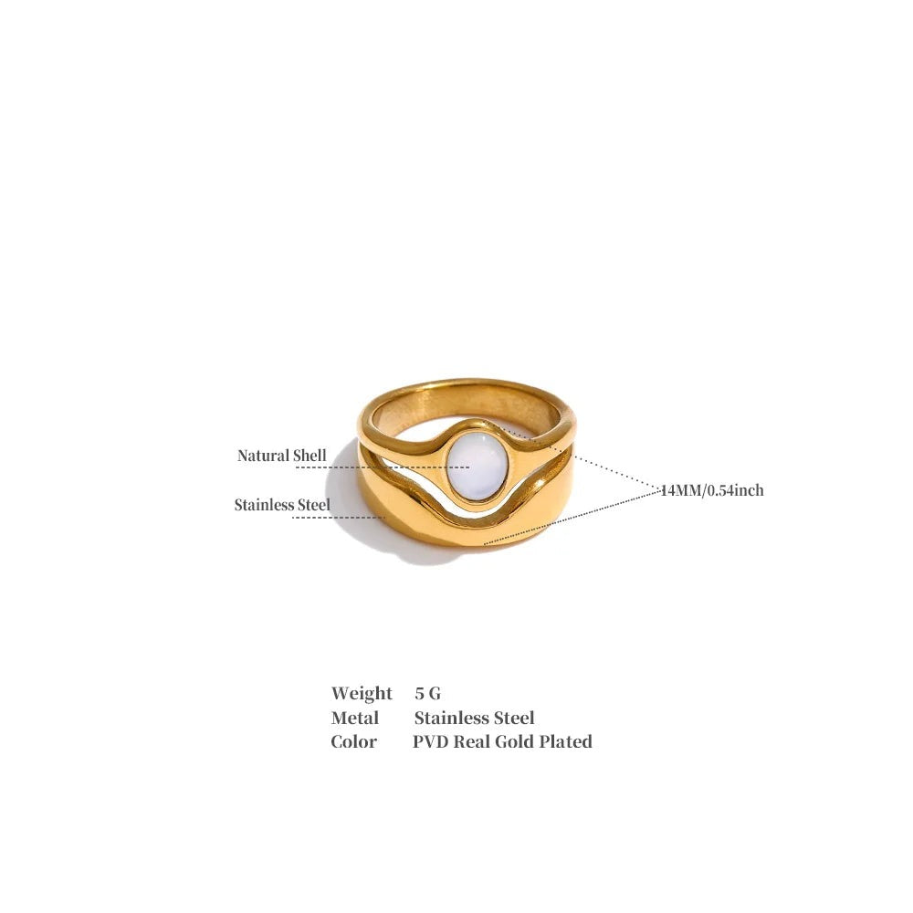 Shell geometric ring in 18K gold-plated stainless steel with shell.