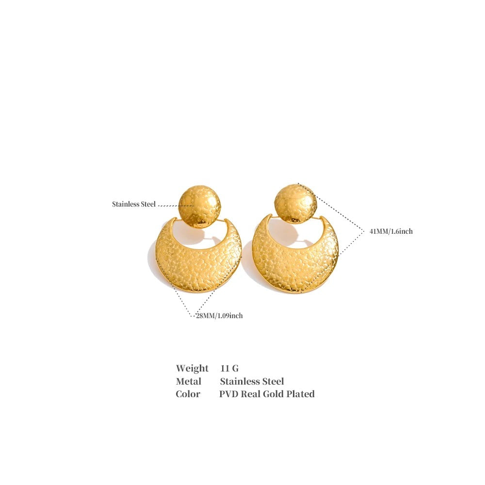 Hammered geometric earrings in gold-plated stainless steel.