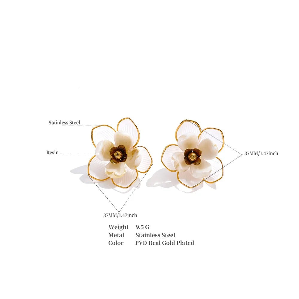 Resin flower earrings in gold-plated stainless steel with resin.