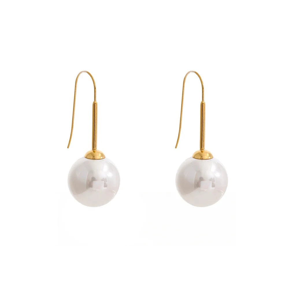 Gold-plated stainless steel earrings with pearls.