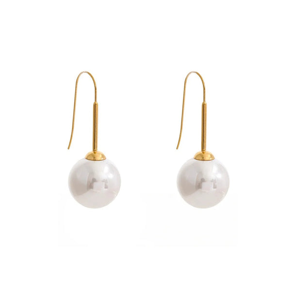 Gold-plated stainless steel earrings with pearls.