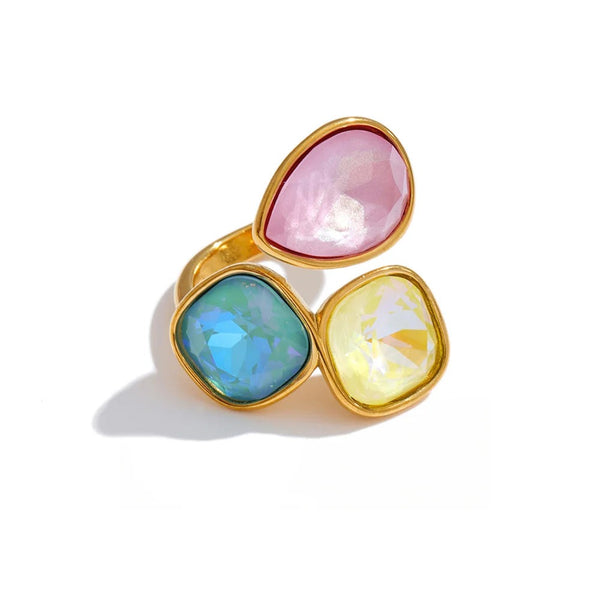 Ring made of 18k gold-plated stainless steel with crystal.