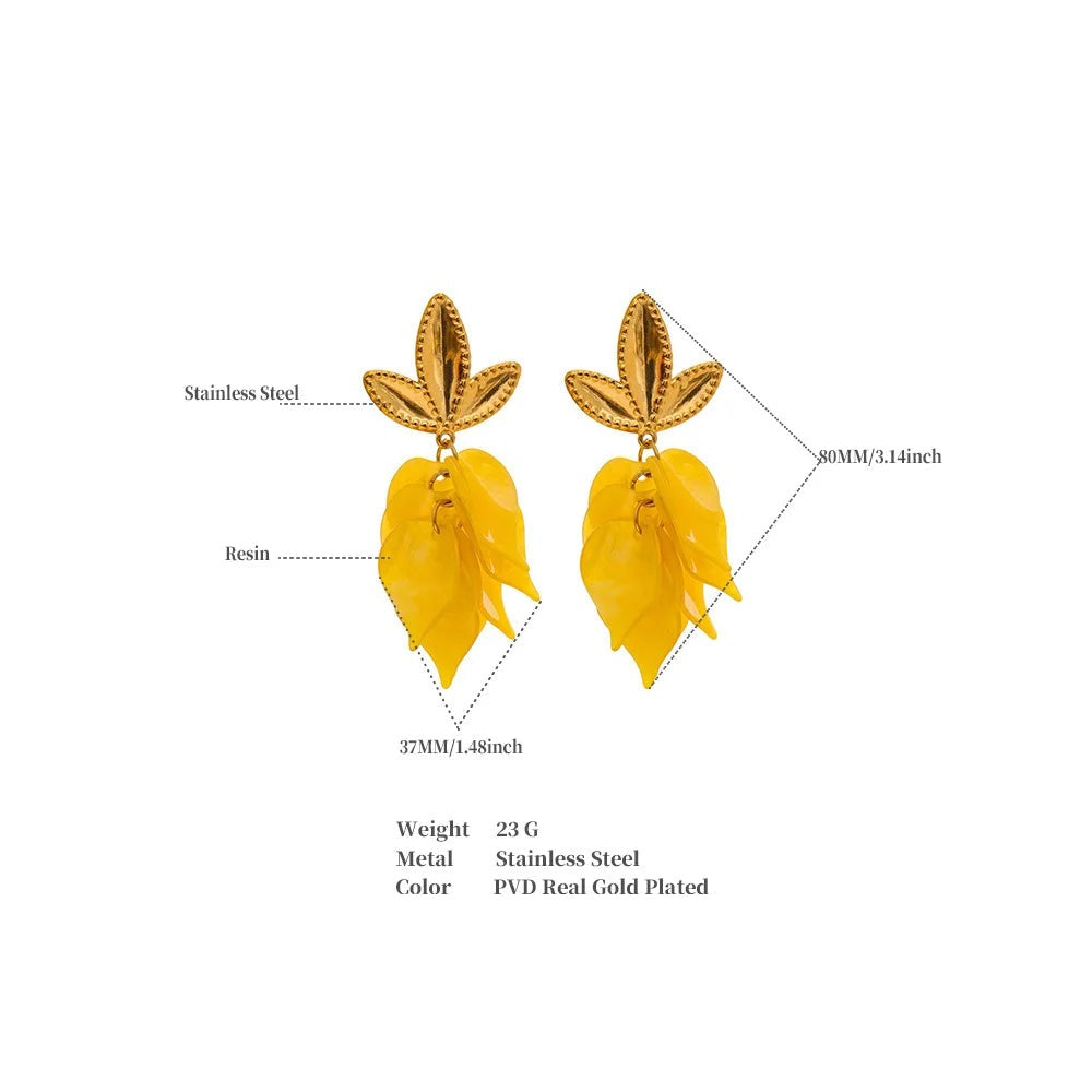 White resin acrylic earrings in gold-plated stainless steel with resin and acrylic.