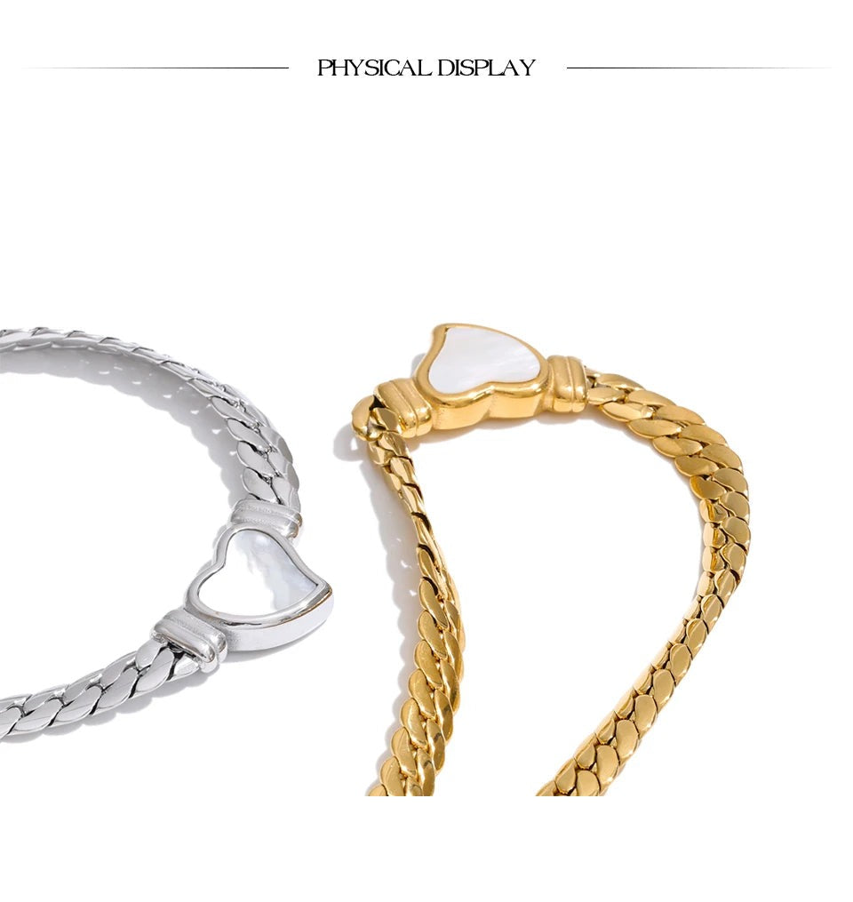 Shell heart chain necklace in gold-plated stainless steel with shell.