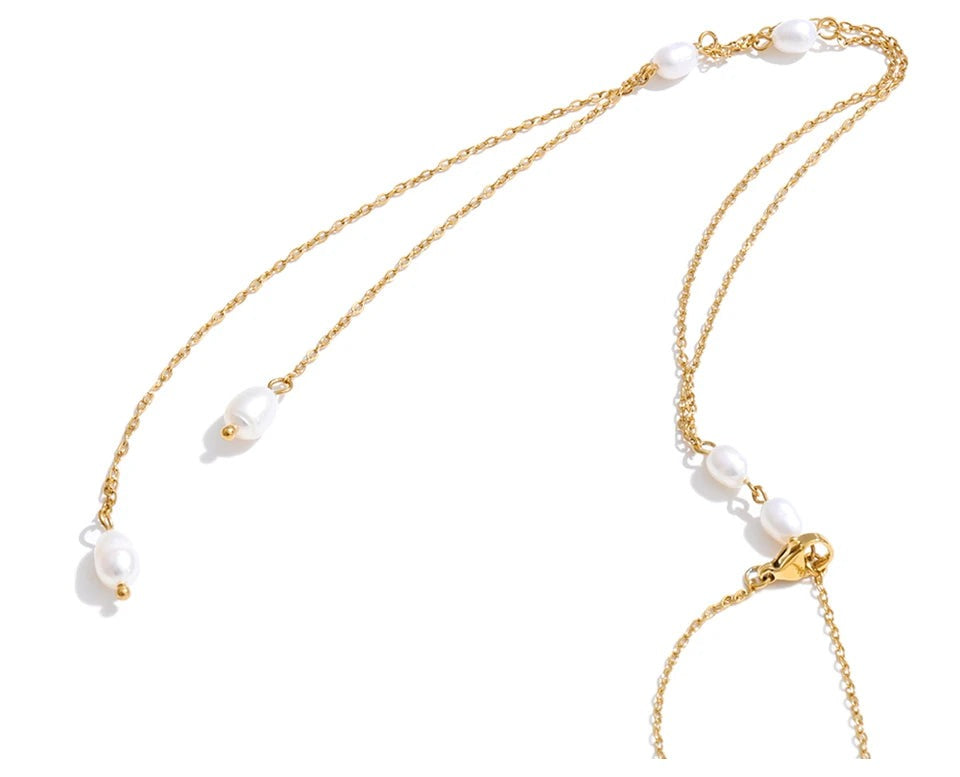 Freshwater pearl geometric chain necklace in gold-plated stainless steel with freshwater pearl.