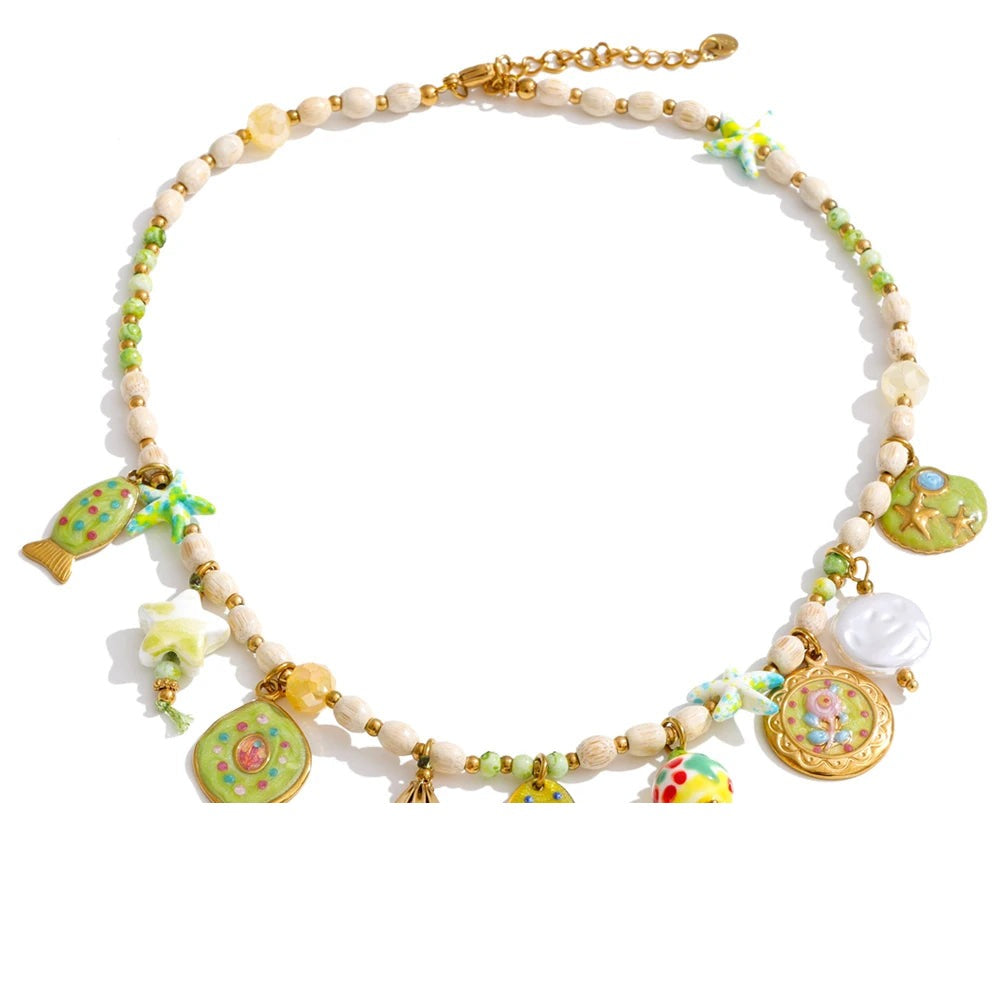 Resin star geometric necklace in gold-plated stainless steel with resin.