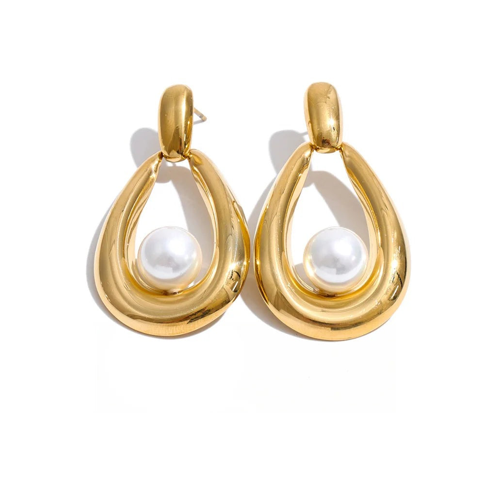 Gold-plated stainless steel earrings with pearls.