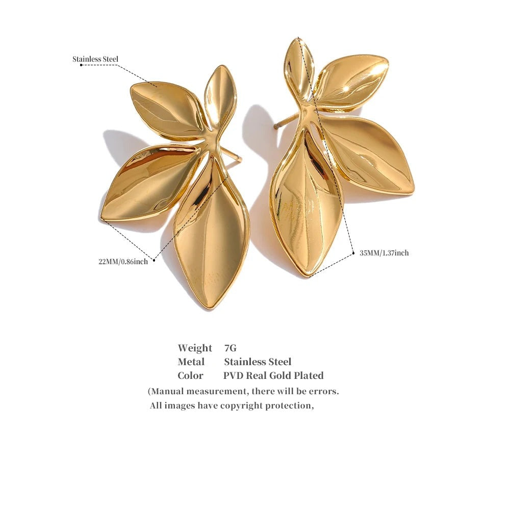 Flower geometric earrings in gold-plated stainless steel.