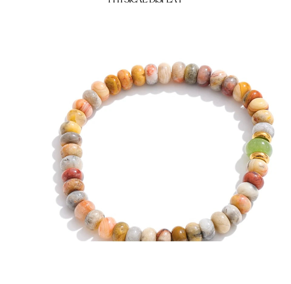 Natural stone beaded geometric necklace in gold-plated stainless steel with natural stone.