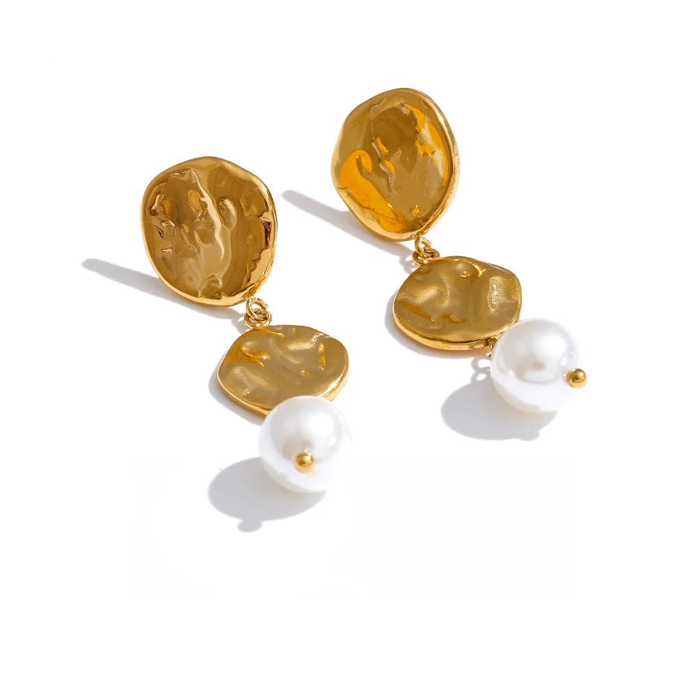 Gold-plated stainless steel earrings with pearl and shell.