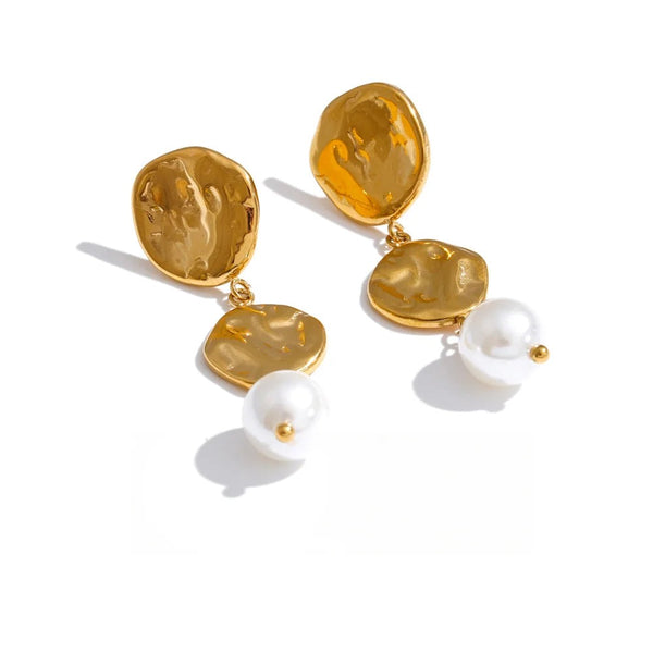 Gold-plated stainless steel earrings with pearl and shell.