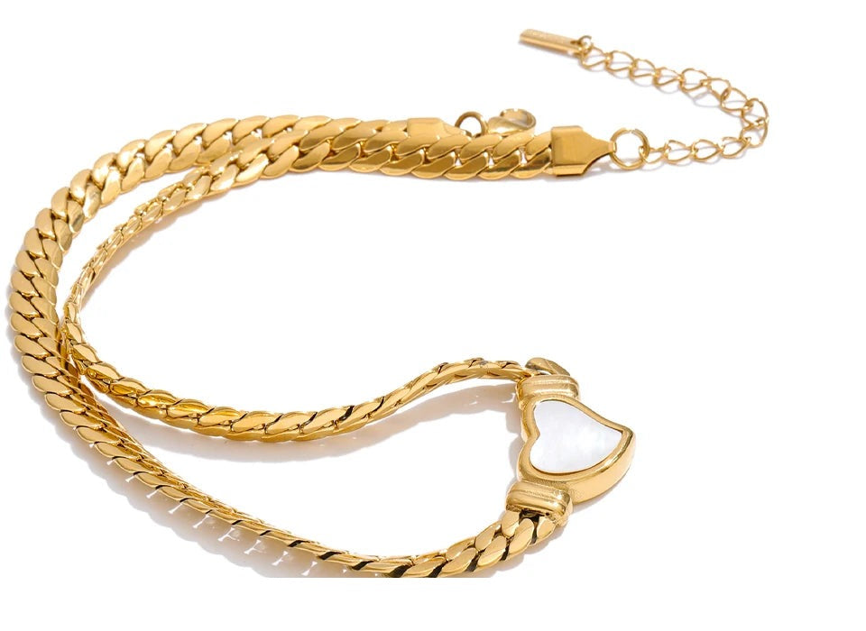 Shell heart chain necklace in gold-plated stainless steel with shell.