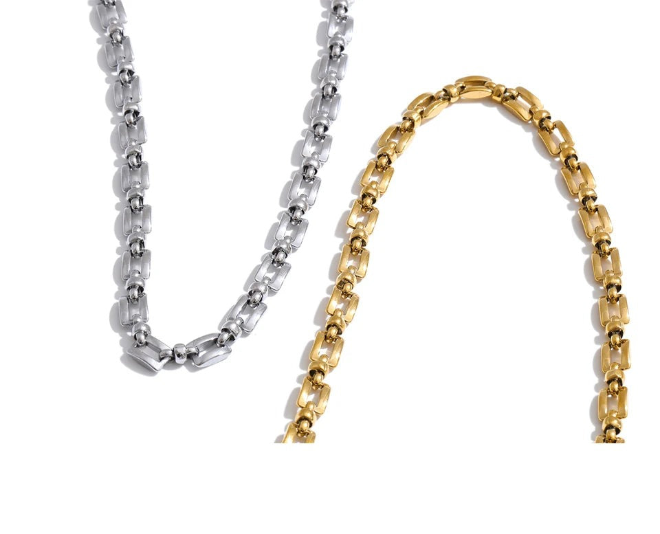 Geometric chain necklace in gold-plated stainless steel.