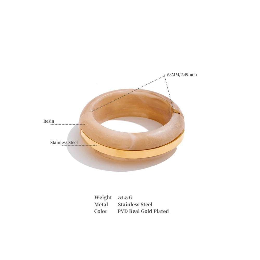 Resin acrylic geometric bracelet in gold-plated stainless steel with resin and acrylic.