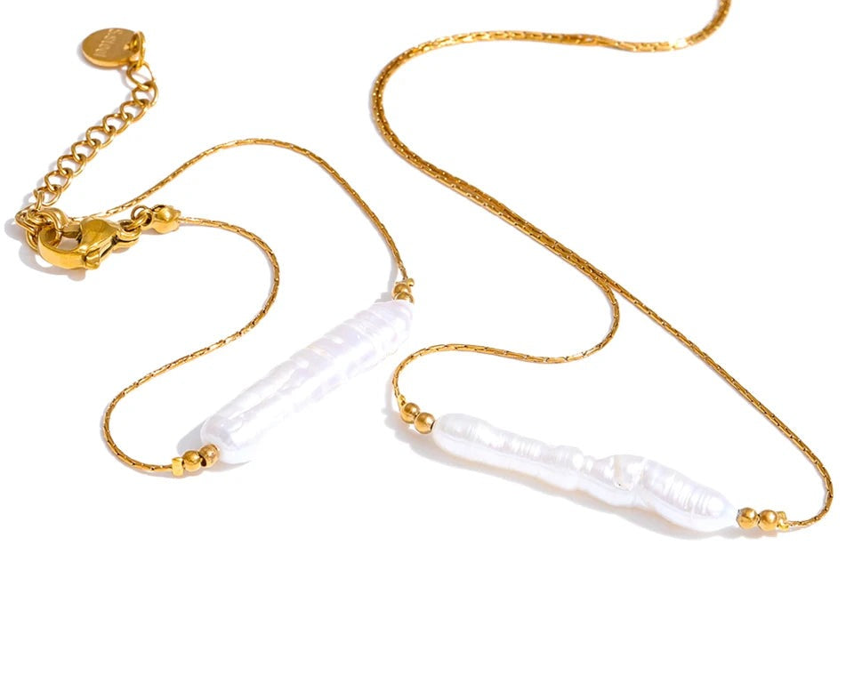 Freshwater pearl geometric chain necklace in gold-plated stainless steel with freshwater pearl.