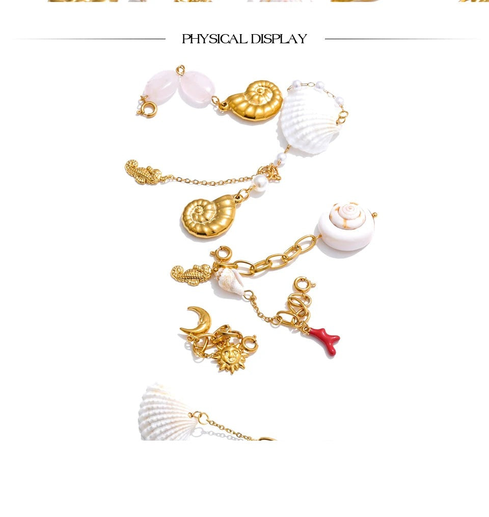 Shell star moon necklace in gold-plated stainless steel with shell.
