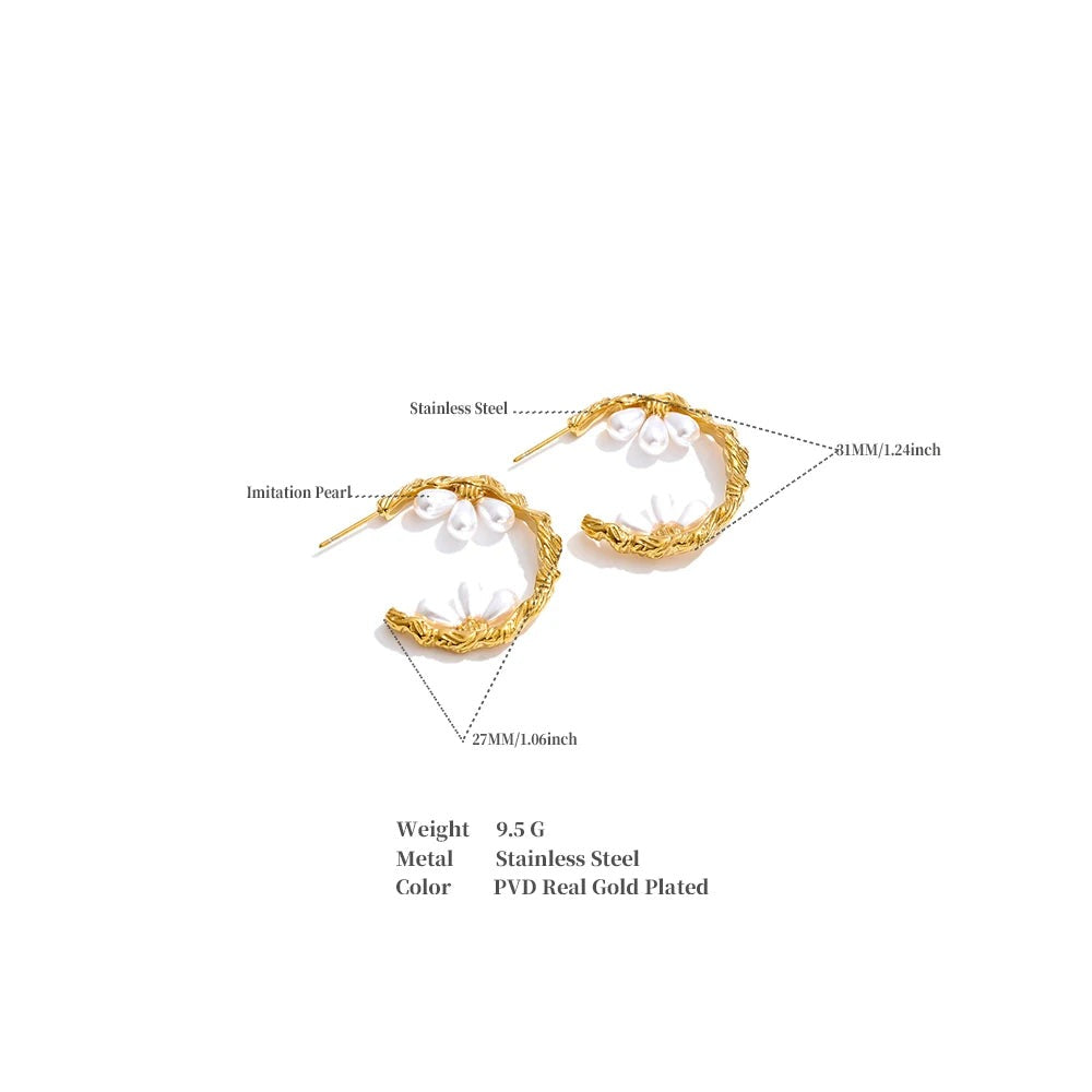 Pearl geometric earrings in gold-plated stainless steel with pearl.