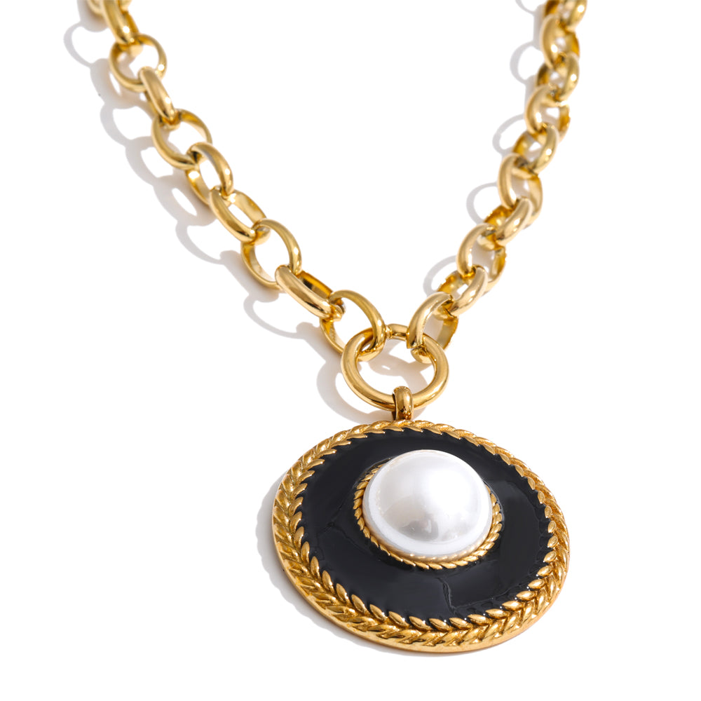 Pearl coin geometric earrings in gold-plated stainless steel with pearl.