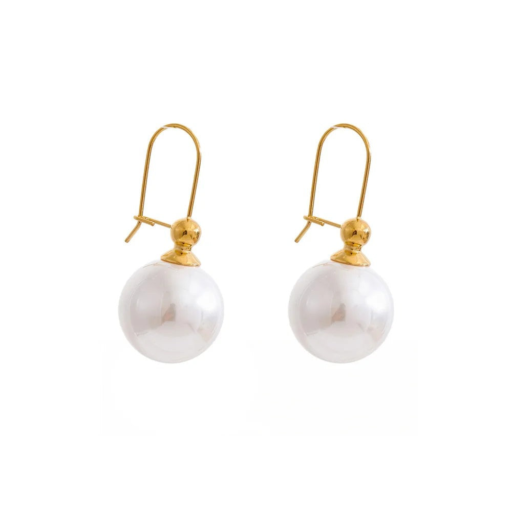 Gold-plated stainless steel earrings with pearls.