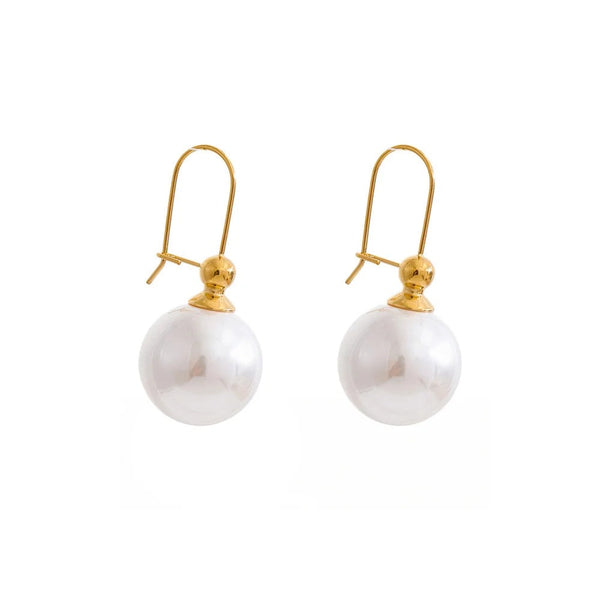 Gold-plated stainless steel earrings with pearls.
