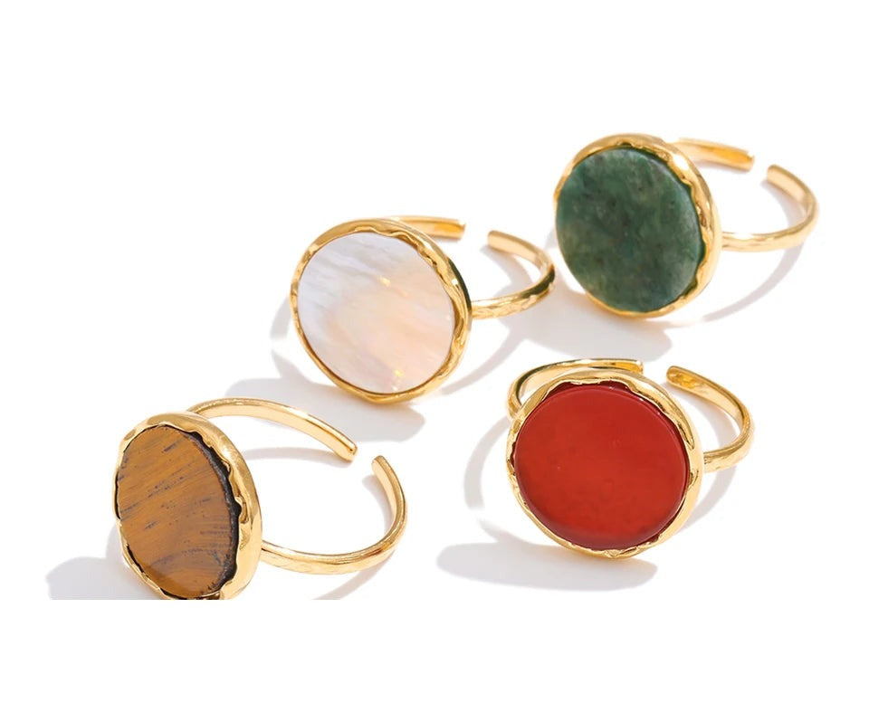 Natural stone geometric ring in 18K gold-plated stainless steel with natural stone.
