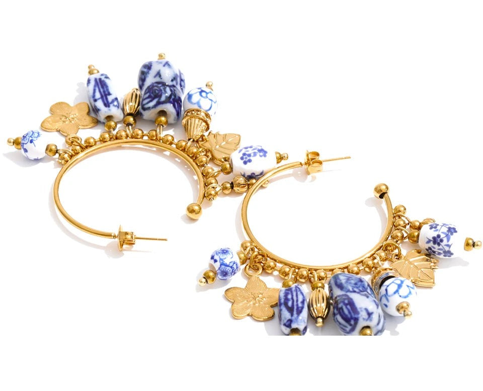 Flower geometric earrings in gold-plated stainless steel.