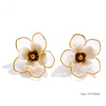 Resin flower earrings in gold-plated stainless steel with resin.