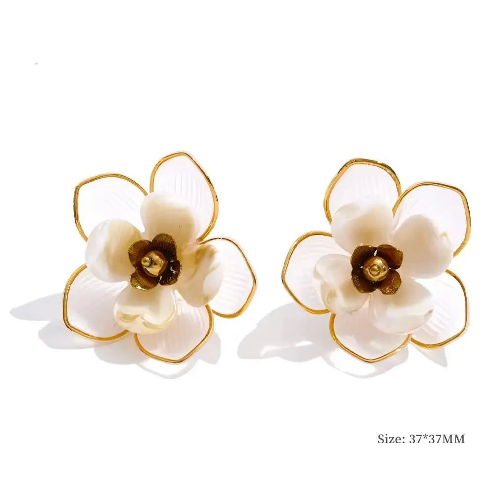 Resin flower earrings in gold-plated stainless steel with resin.
