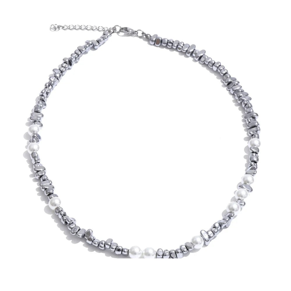 Pearl beaded geometric necklace in gold-plated stainless steel with pearl.