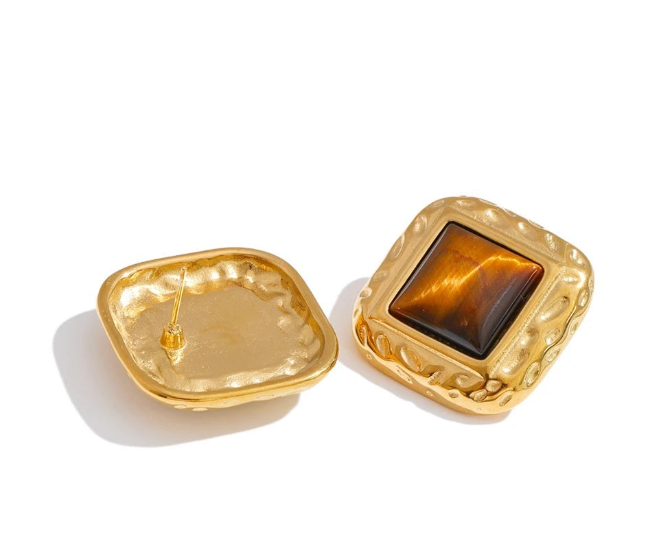 Natural stone geometric earrings in gold-plated stainless steel with natural stone.