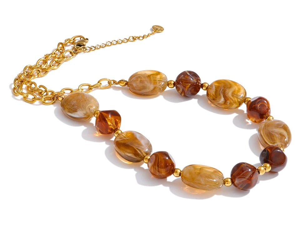 Resin beaded geometric necklace in gold-plated stainless steel with resin.