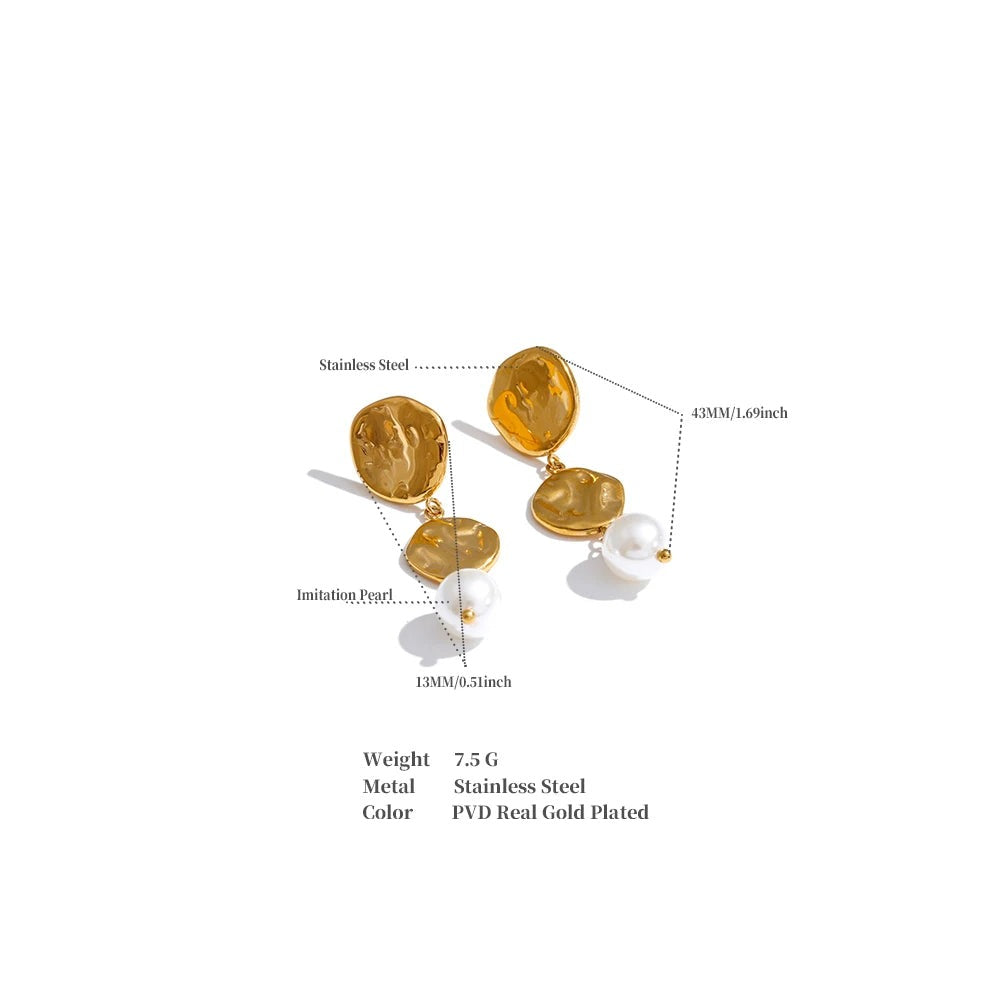 Pearl shell geometric earrings in gold-plated stainless steel with pearl and shell.