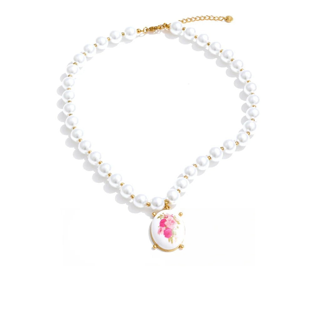 Gold-plated stainless steel necklace with pearl and resin accents.