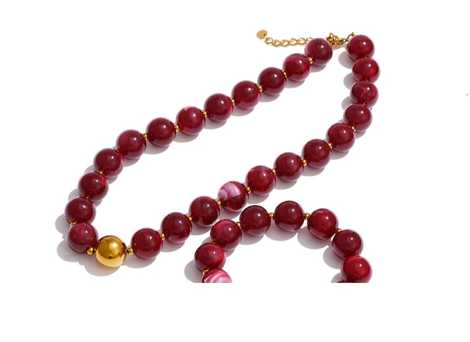 Resin beaded multi-color necklace in gold-plated stainless steel with resin.