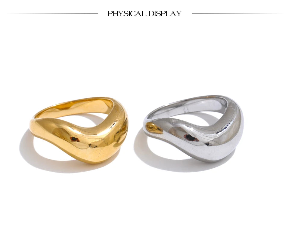 Minimalist geometric ring in 18K gold-plated stainless steel.