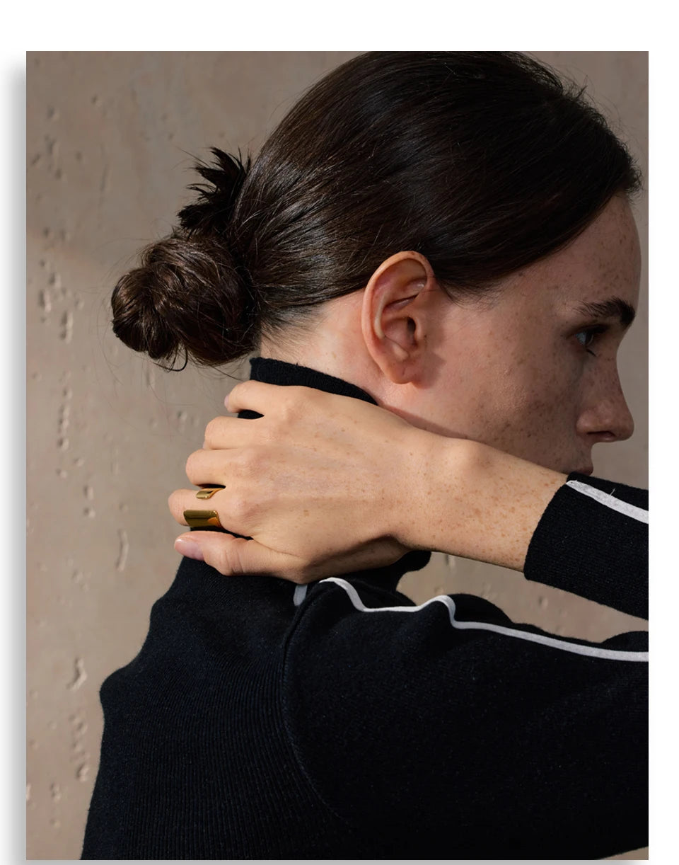 Minimalist geometric ring in 18K gold-plated stainless steel.